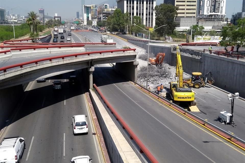 Un tramo del puente de Pino Suárez ya fue demolido.