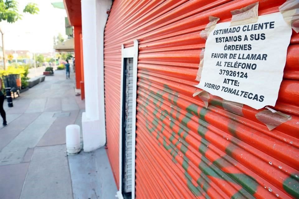 Sobre Avenida Tonaltecas, dueños y trabajadores de negocios ofrecen a posibles clientes atender sus pedidos por teléfono.