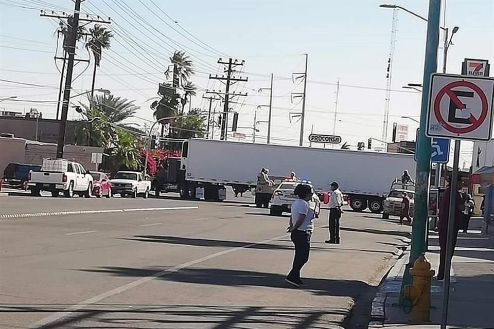 La Secretaría de Salud de BC instaló un tráiler refrigerante en Hospital General de Mexicali para resguardo de cuerpos de fallecidos por Covid-19.