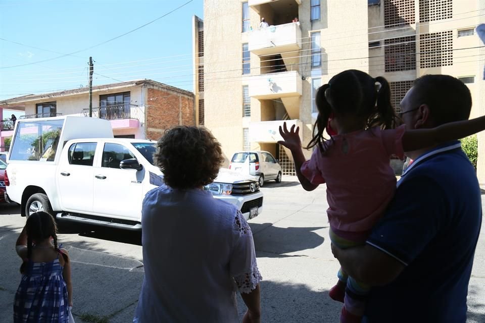 Los niños también estuvieron atentos a este evento religioso.