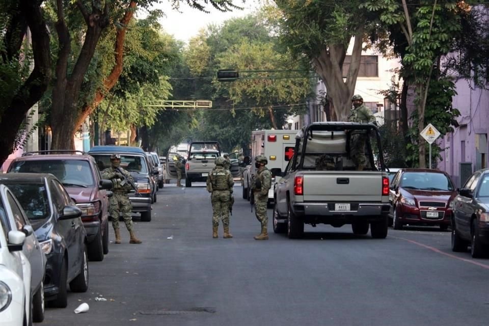 Elementos de la Marina y policías capitalinos aplicaron un operativo al interior de un inmueble en la Colonia Guerrero