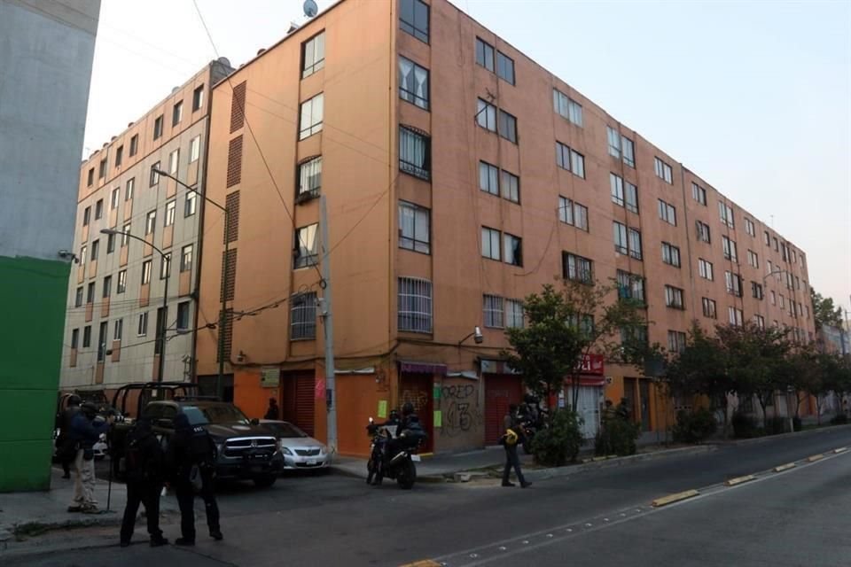 Uniformados ingresaron a un inmueble habitacional, ubicado en calle Pedro Moreno 172, casi esquina con Eje 1 Poniente Guerrero.