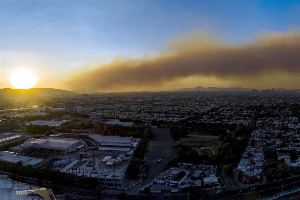 Por el siniestro, una gran columna de humo cubre el poniente de la Ciudad.