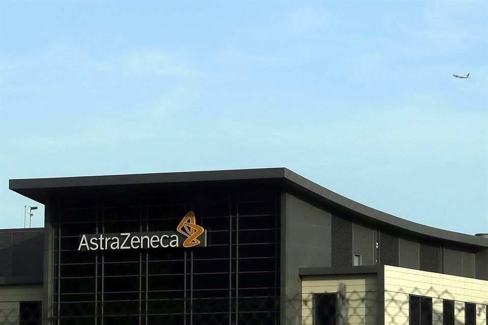 AstraZeneca dijo que los ensayos de fase final de fase 2 y fase 3 para su vacuna candidata aún están en curso en Reino Unido y en otros mercados a nivel mundial y que no anticipaba resultados de eficacia hasta finales de este año.