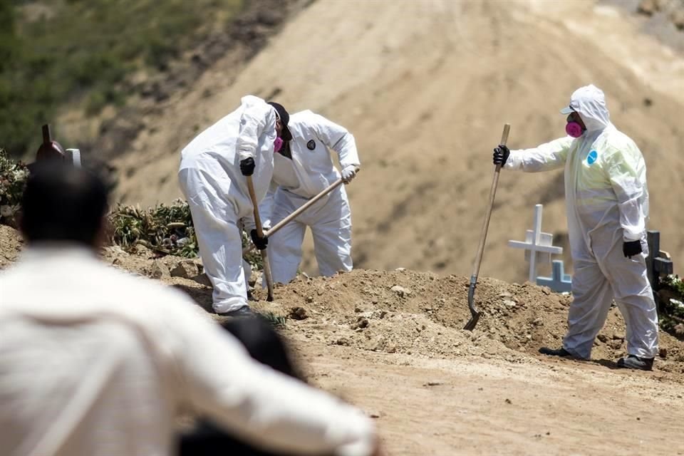 Aspectos generales del panteón municipal #13 de Tijuana, donde se llevan acabo la mayoría de entierros de personas fallecidas por Covid.