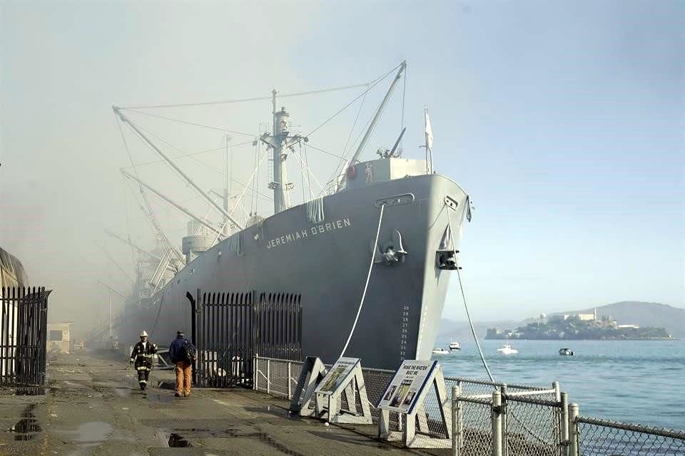 El barco SS Jeremiah O'Brien estuvo en peligro de ser alcanzado por el fuego, pero los bomberos controlaron la situación.
