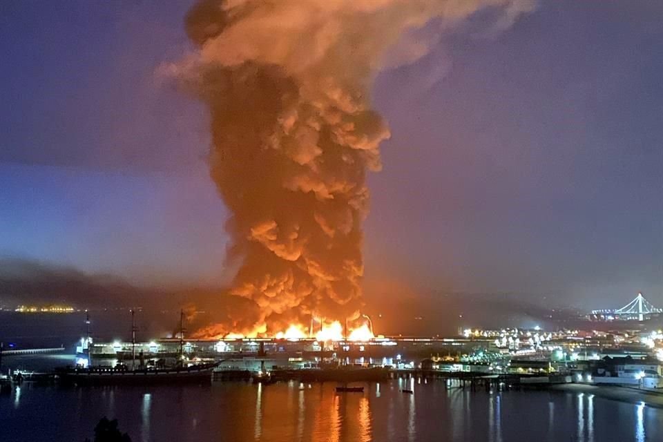 Un incendio arrasó un muelle en San Francisco y amenazaba con dañar barco de SGM; bomberos controlaron fuego y no reportaron víctimas.