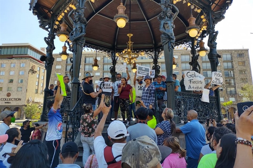 Los manifestantes portaban pancartas y gritaban consignas como 'Fuera Alfaro' o 'Revocación'.
