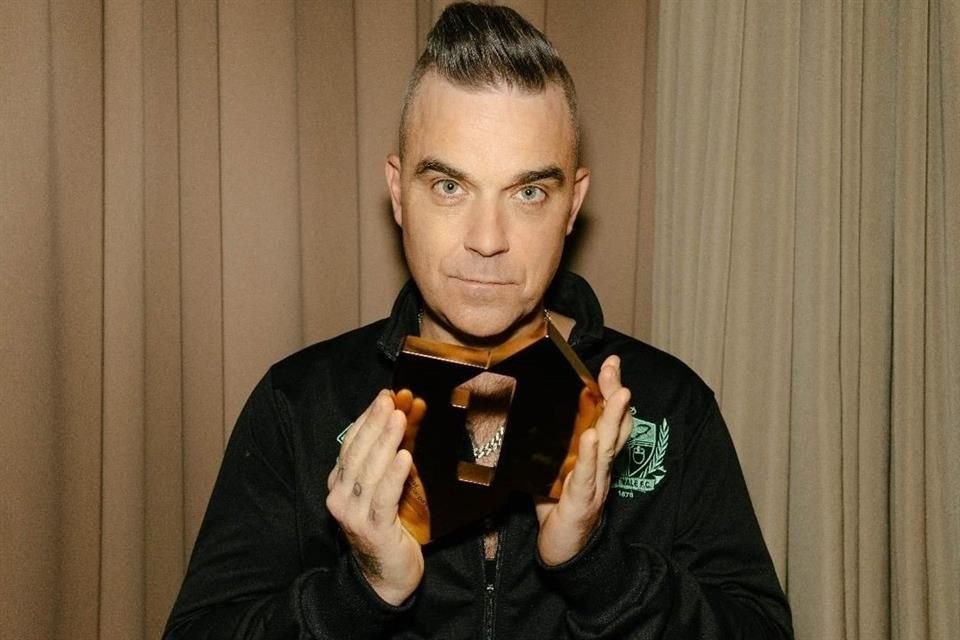 Robbie Williams confesó que ha vivido momentos de miedo y ansiedad debido a que no ha podido estar cerca de varios miembros de su familia por el coronavirus.