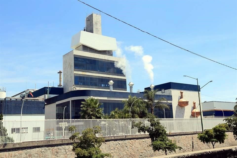 Ayer se veía salir humo blanco de las calderas de Cervecería Modelo de Guadalajara, previendo el inicio de la reactivación económica de la planta.