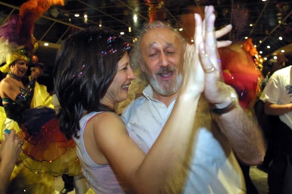 Montxo Armendáriz, director de cine y Patricia Bernal bailan en el Salón.