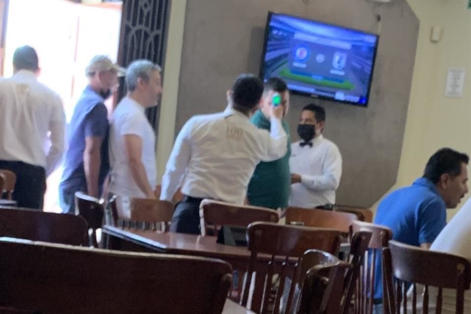 En el Indio Azteca de la Av. Madero había tapete sanitizante y toma de temperatura a clientes. Tampoco había saleros.