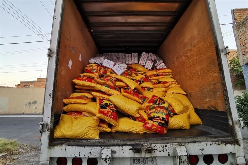 Un camión de carga que llevaba 250 mil pesos en galletas de animalito fue recuperado en Guadalajara luego del reporte de robo.