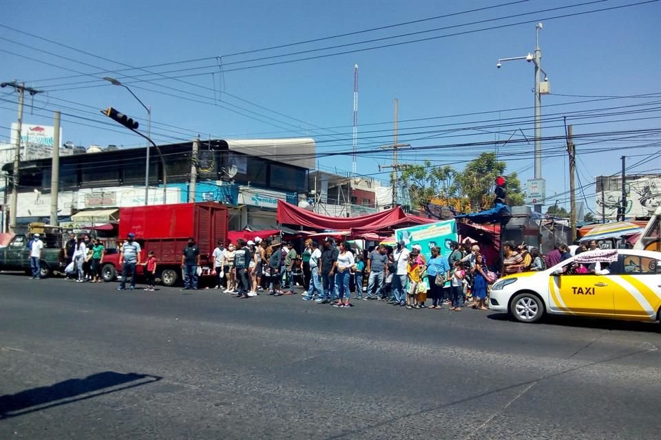 Como si no hubiera emergencia sanitaria por coronavirus, cientos de personas acudieron al tianguis de Lomas de Polanco, incluyendo niños y adultos mayores.