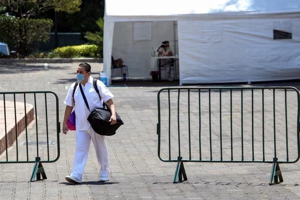 Desde el 4 de mayo, la ex residencia oficial de Los Pinos, que pasó de casa presidencial a Centro Cultural, se convirtió en un albergue temporal con capacidad para 100 médicos y enfermeras.