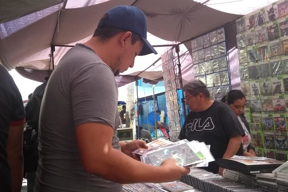 Negocios no esenciales operaron libremente, incluyendo los de venta de piratería.