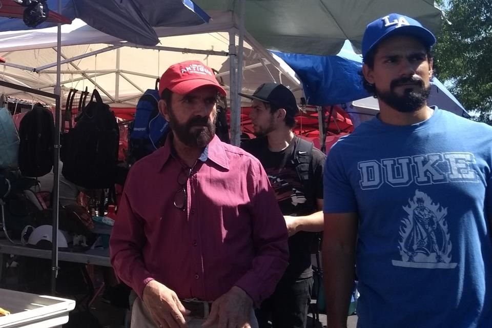 En El Baratillo la escena fue similar. Giros no esenciales se instalaron pese al operativo que el Gobierno de GDL implementó para vigilarlos.