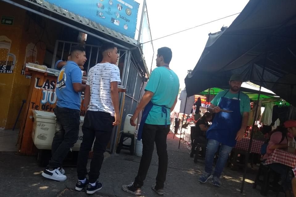 Hasta micheladas se podía encontrar en el tianguis.