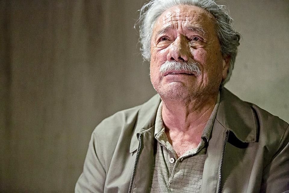 Edward James Olmos da vida a mesero ilegal en el filme.