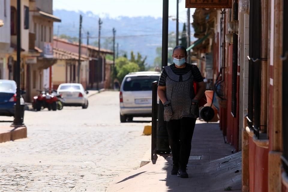 En Concepción de Buenos Aires, la población comienza a salir a las calles con cubrebocas. La parroquia, tiendas, vinaterías, reabrieron después de casi dos meses.