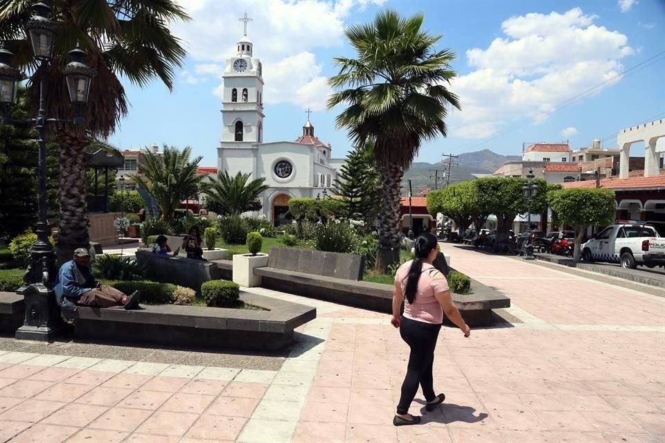En Valle de Juárez, los habitantes salen a la plaza principal con cubrebocas luego de que el pasado lunes 18 de mayo, el Ayuntamiento levantó las medidas de confinamiento.
