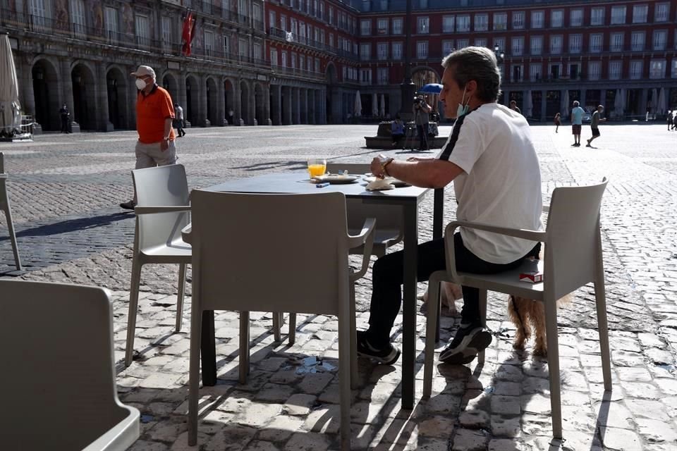 Tras 10 semanas de aislamiento, Madrid y Barcelona, las más afectadas por Covid-19 en España, permiten a bares y restaurantes dar servicio.