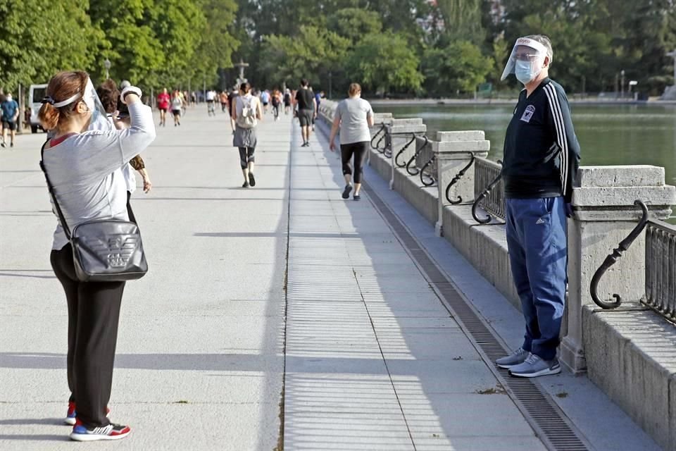 Madrileños disfrutan de un paseo y del deporte en madrileño parque de El Retiro este lunes, primera jornada del paso a la fase 1 de Madrid.