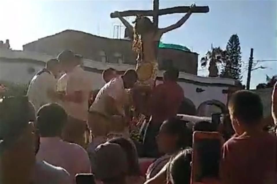 En Tototlán, cerca de 400 fieles del Señor de la Salud realizaron una procesión en la que no respetaron sana distancia ni usaron cubrebocas.