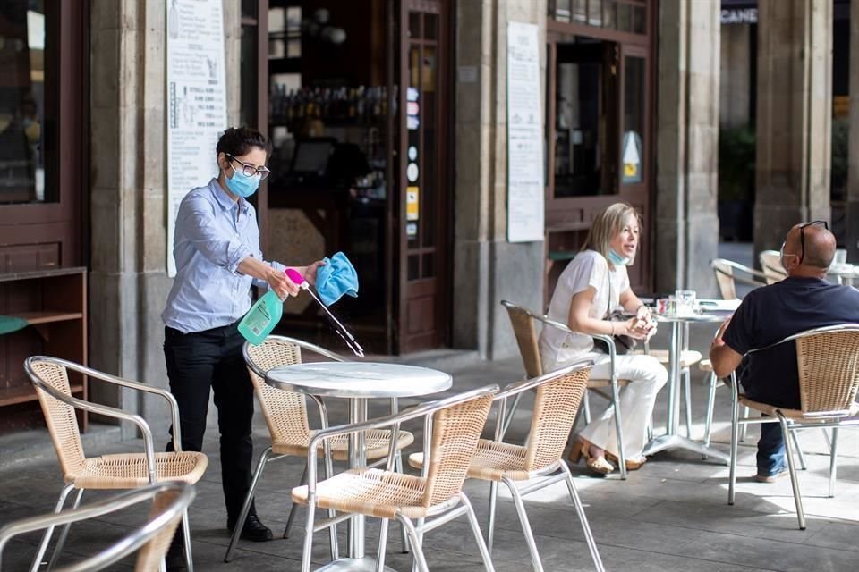 Los restaurantes y bares en varios países del mundo tuvieron que cerrar debido a la pandemia y están reabriendo con medidas de distanciamiento social.