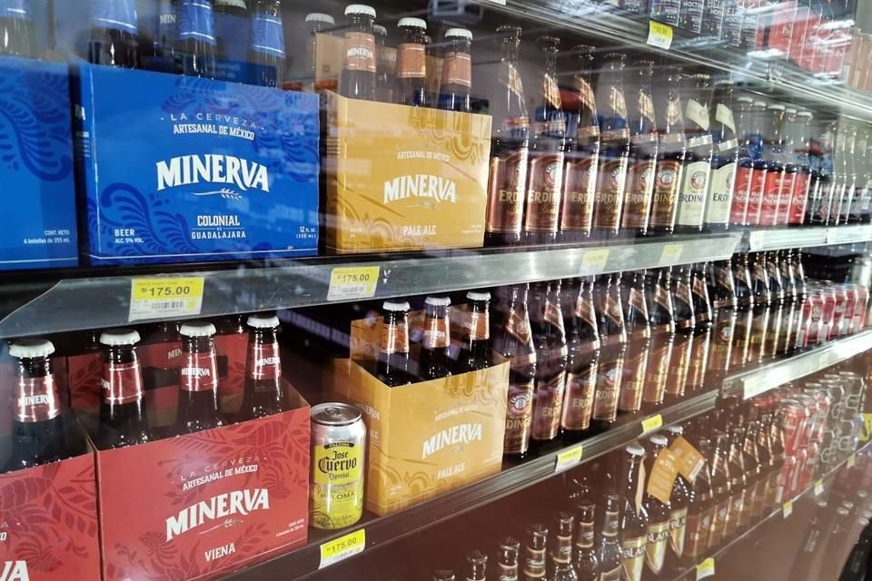 En el Walmart de Avenida Niños Héroes, los refrigeradores ayer estuvieron llenos de cerveza nacional.