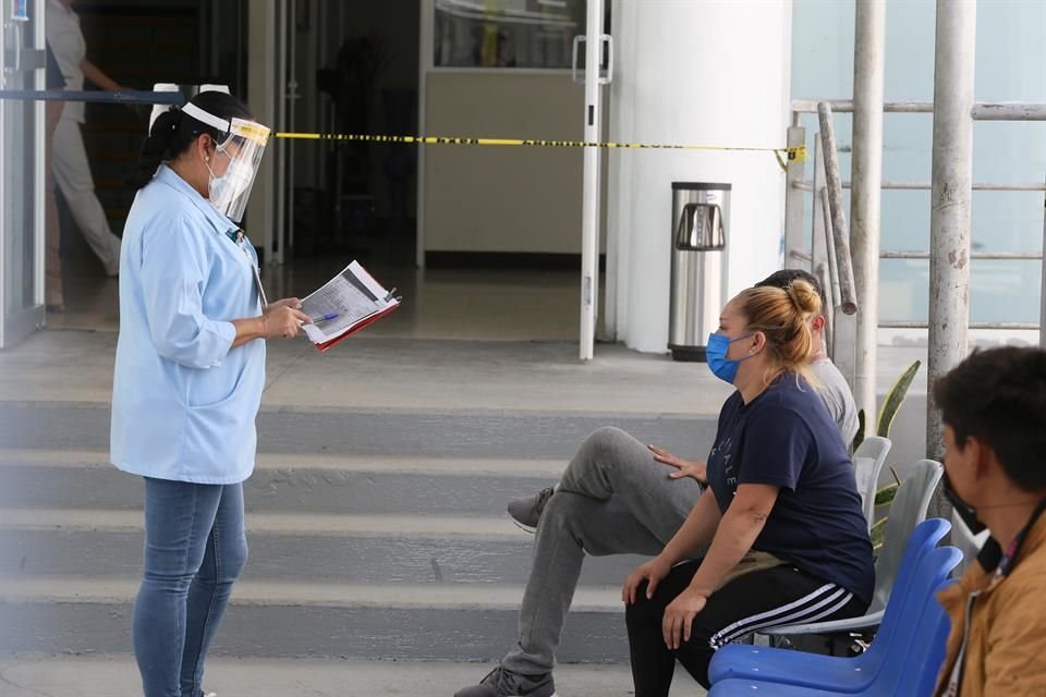 Personal de La Máter sale a brindar información a los familiares de los pacientes internados.