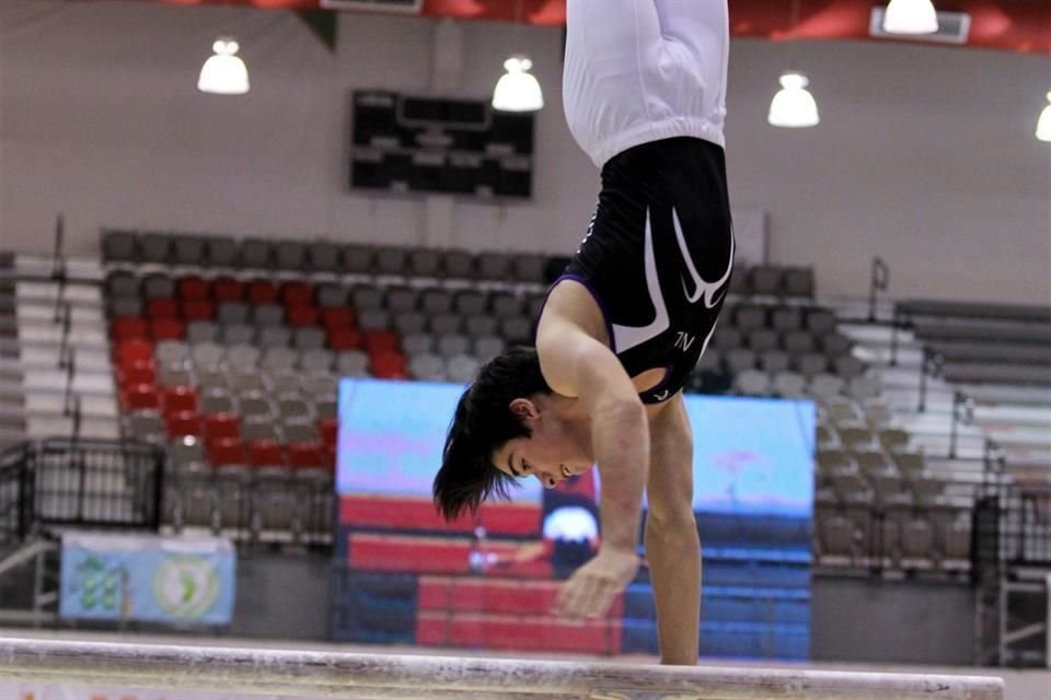 Maximiliano Galicia es uno de los mejores gimnastas de NL.