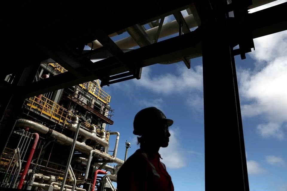 Las deliberaciones previas a las reuniones de la OPEP y Rusia convocadas para el lunes y el martes, que tratarán sobre una eventual extensión del recorte de la oferta petrolera que vence a fin de año, concluyeron este domingo sin un resultado concreto.