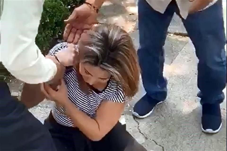 'Por favor llame a la Policía', pide la víctima a los testigos del incidente.