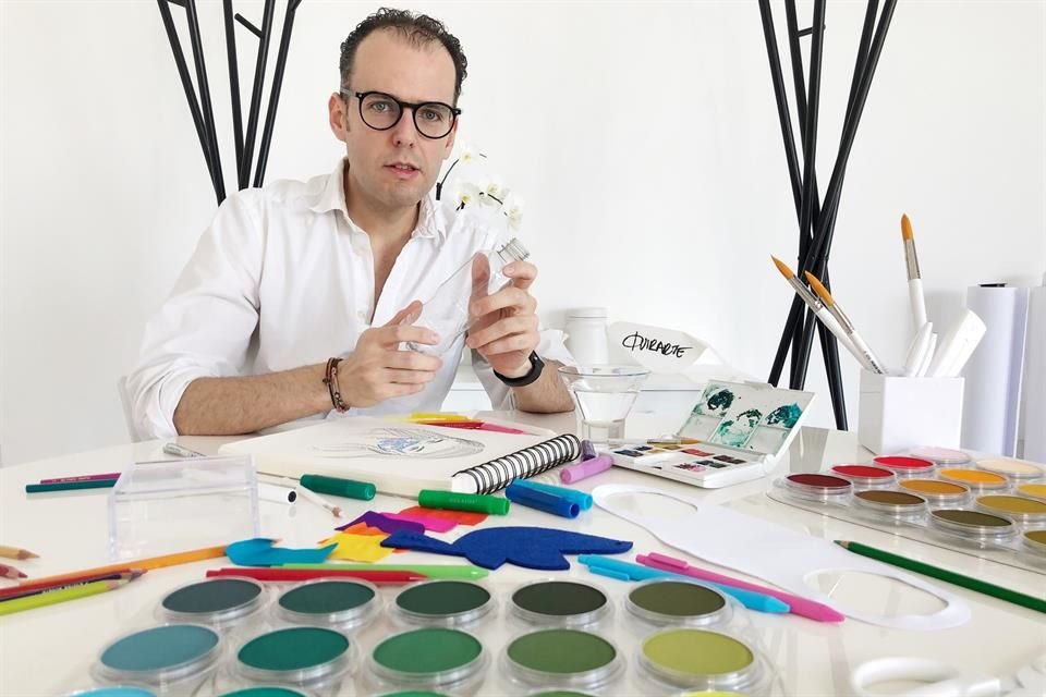El artista y diseñador Fer Quirarte aplica su creatividad en una colección de cubrebocas hechos en México con una tela de microfibra procedente del reciclaje de botellas de PET.