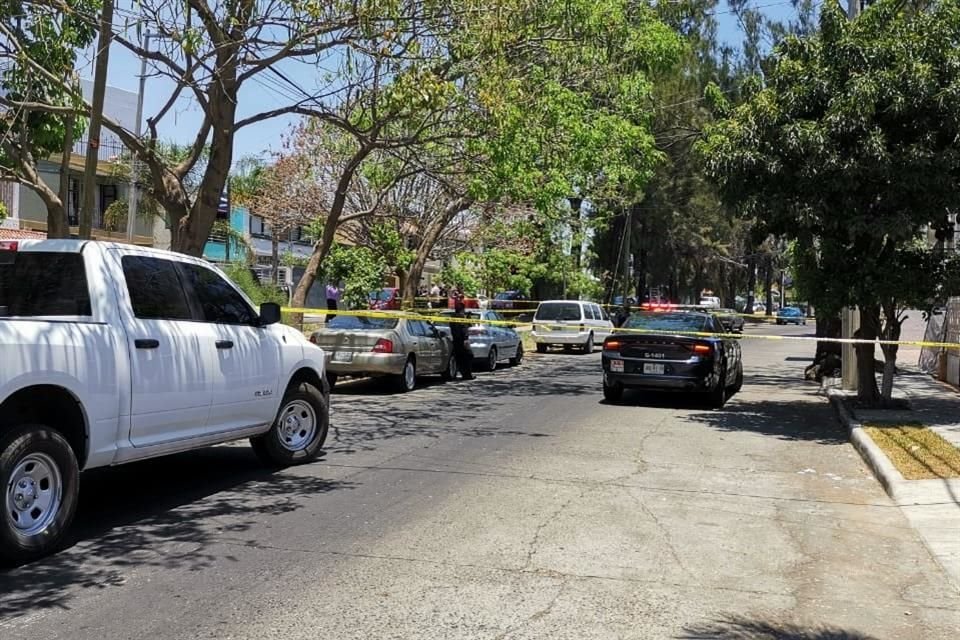 La víctima se dirigía del banco hacia su vehículo cuando dos sujetos a bordo de una motocicleta roja lo despojaron del dinero y le dispararon.