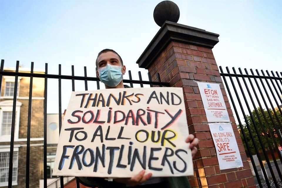 Un hombre rinde tributo a trabajadores de la salud en Inglaterra.