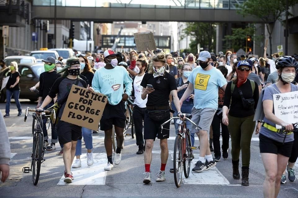 Alrededor de mil personas marcharon por las calles de Minneapolis.