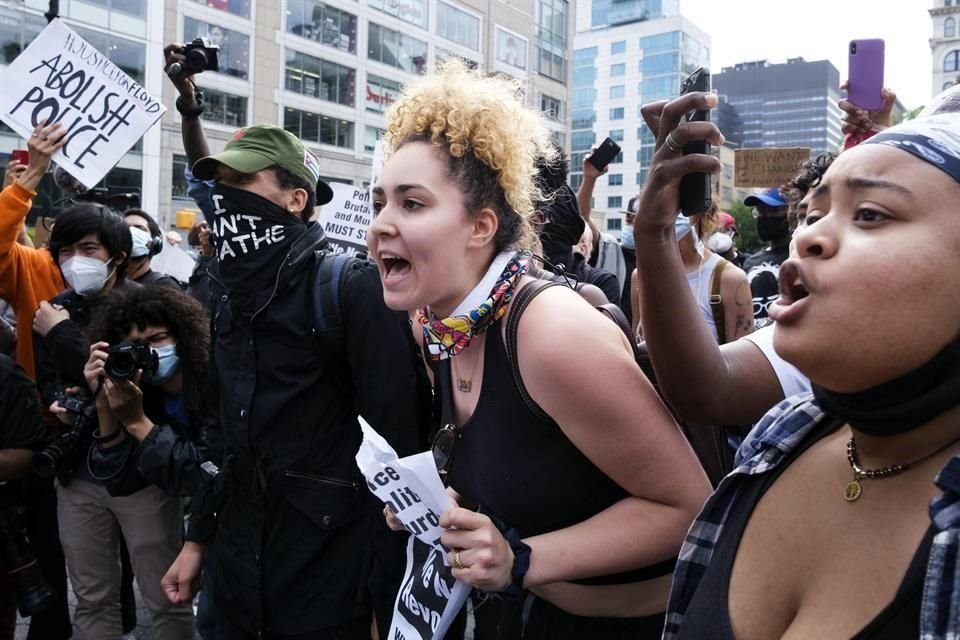 Otro grupo de manifestantes protestó en Nueva York.