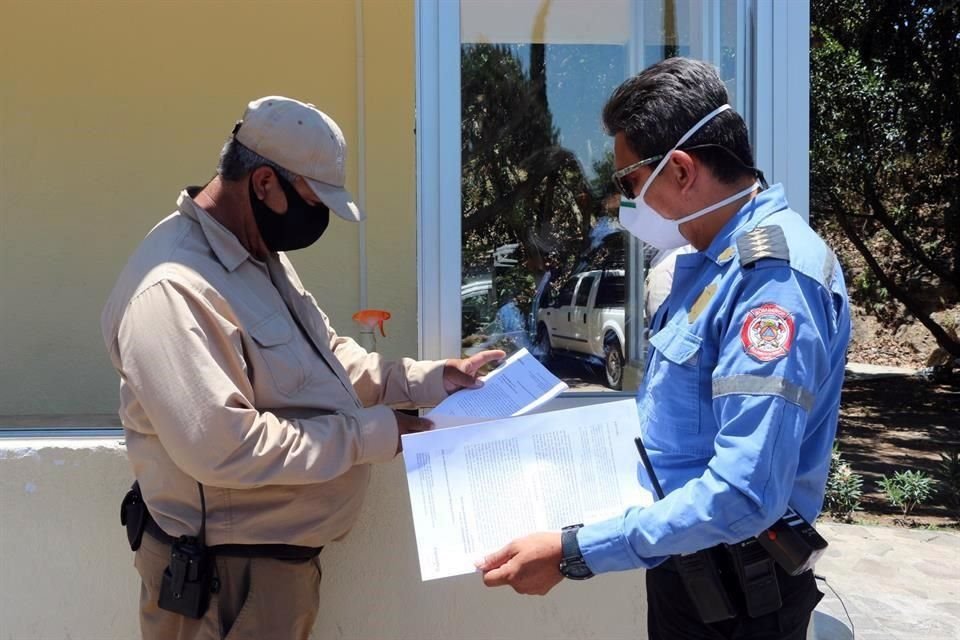 El director de Protección Civil y Bomberos de Tlajomulco, Luis Rodrigo Arellano, entregando el requerimiento en El Cielo Country Club.