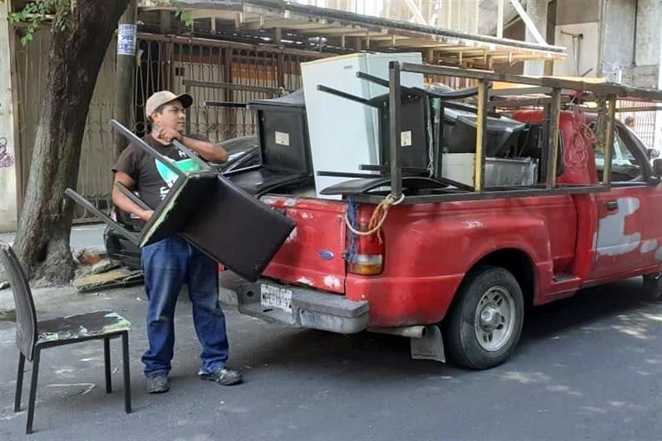 El vecinos de Nezahualcóyotl suele recolectar enseres y muebles en colonias de la Cuauhtémoc.