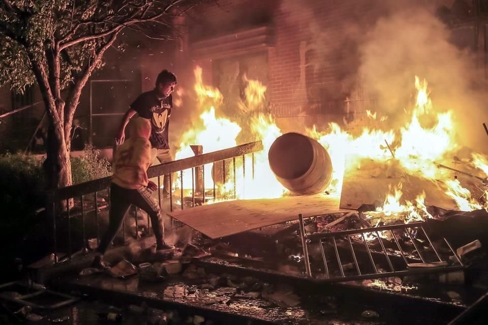 Manifestantes durante la quema del Departamento de Policía en Minneapolis durante la tercera noche de protestas por muerte de George Floyd.