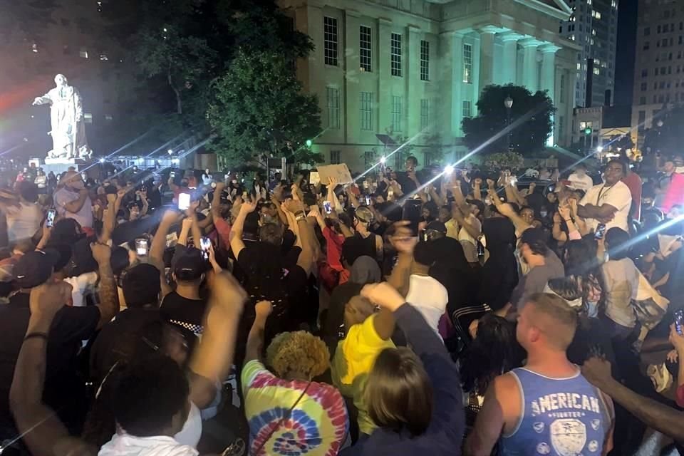 Manifestantes se reúnen en el centro de Louisville para pedir justicia por Breonna Taylor.