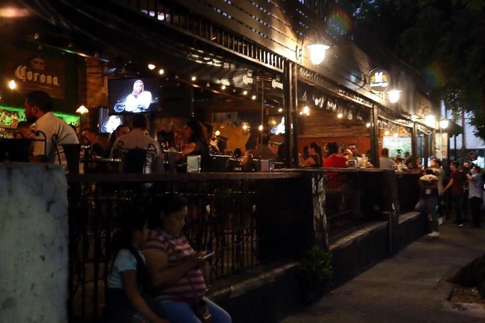 Bares como Las Mikaelas, en Avenida Chapultepec, abrieron ayer, aunque se redujo su horario.
