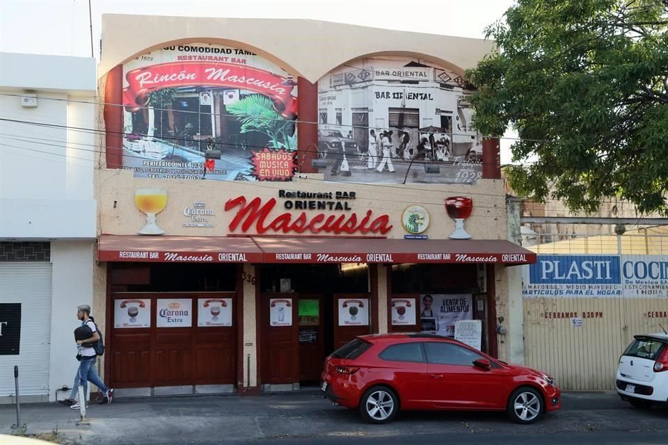 El bar Mascusia funciona con 10 de las 21 mesas que tienen; abrió de nuevo hace una semana.