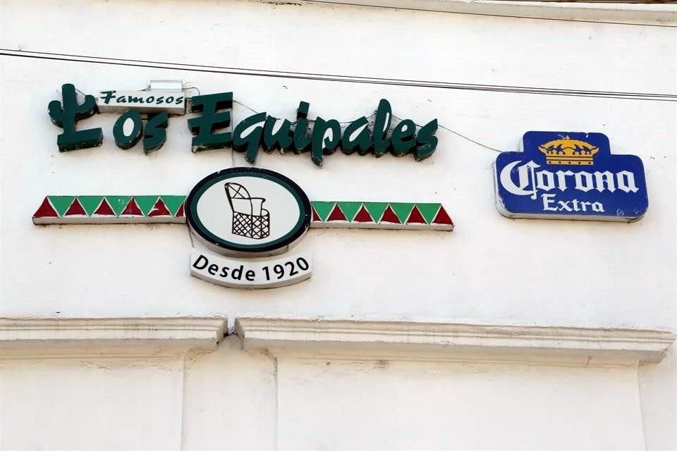 Los Famosos Equipales, con 100 años de tradición, sólo permiten cuatro personas por mesa; si vienen grupos más grandes, se deben separar.