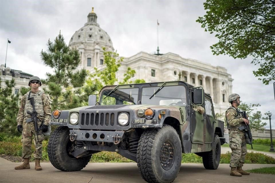 Miembros de la Guardia Nacional de Minnesota hacen guardia cerca del Capitolio del estado.