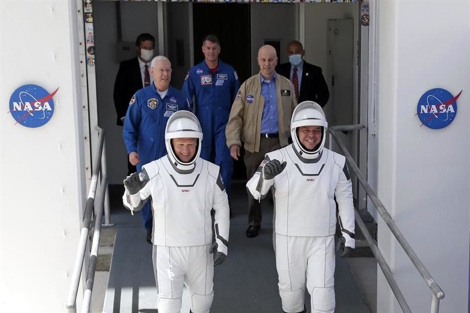 Los astronautas arribarán a la Estación Espacial Internacional en 19 horas y permanecerán ahí al menos un mes.