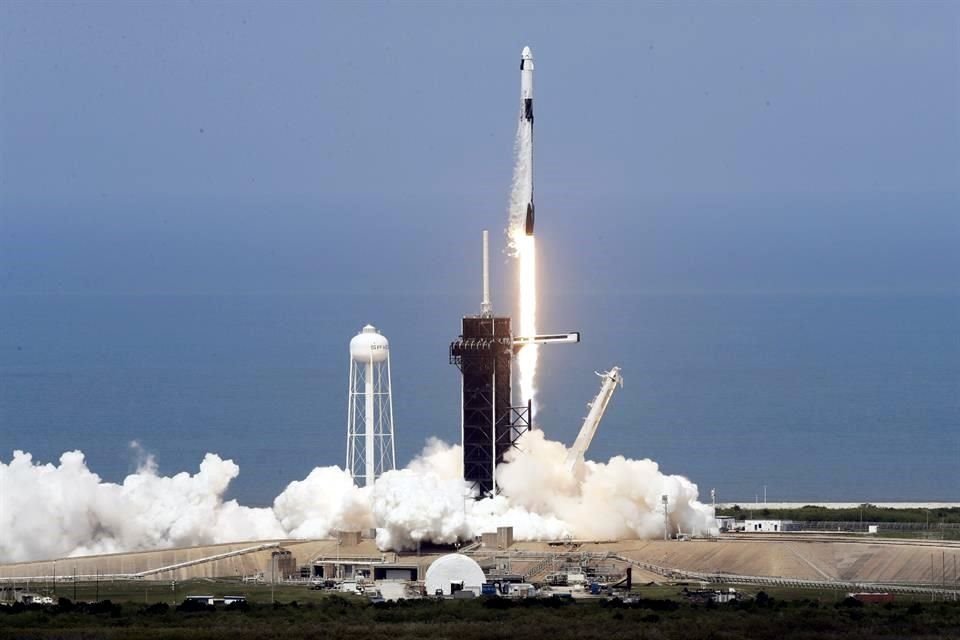 La misión del SpaceX con los astronautas Behnken y Hurley despegó de Cabo Cañaveral, Florida, con destino a Estación Espacial Internacional.