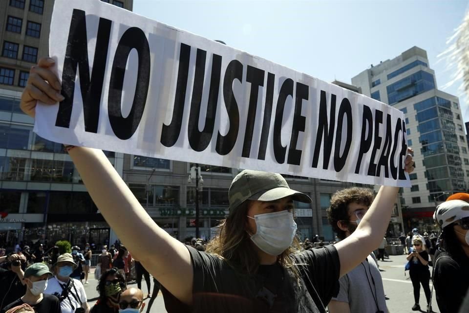 'Sin justicia no hay paz', dice el cartel de una mujer en Nueva York, durante las protestas por la muerte de Floyd.